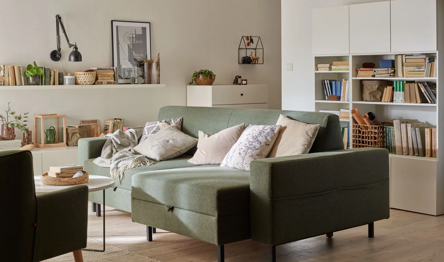 Zielona sofa w przestronnym salonie